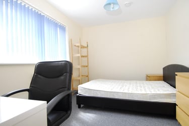 4 bed house, Quaker Lane, Peverell, Plymouth, PL34FA - Image 2
